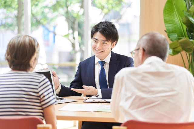 不動産売却の営業をする若い男性