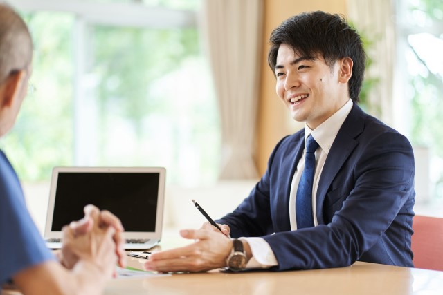 契約締結中の不動産会社の営業担当者