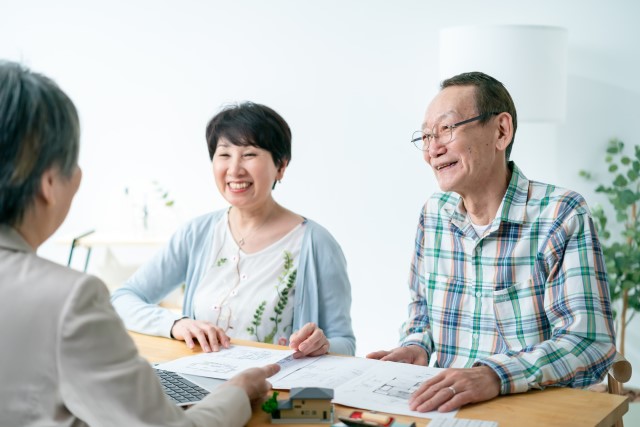 不動産会社の説明を聞く夫婦