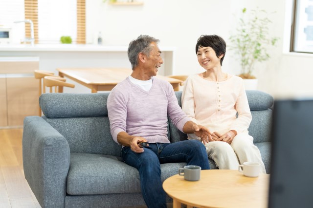 我が家のリビングでくつろぐ夫婦