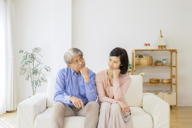 悩んでいる夫婦
