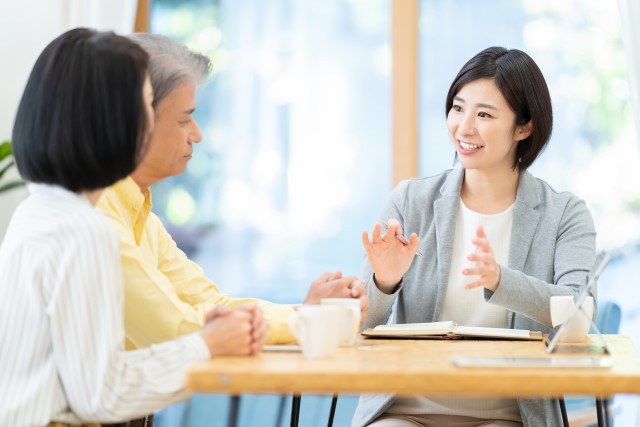 不動産会社の専門家に相談する夫婦