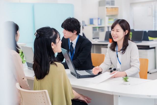 不動産会社に相談する女性