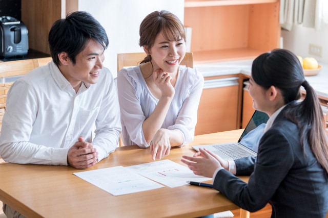 仲介会社に相談する夫婦