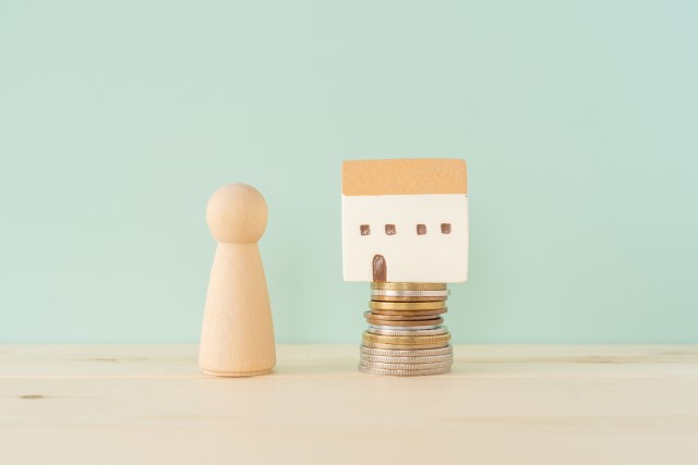 人型オブジェと家のオブジェとお金