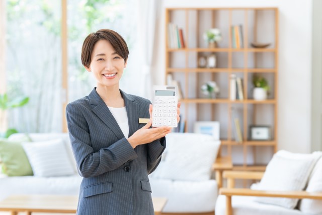電卓を持った不動産業の女性