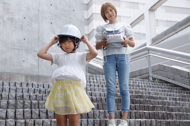 マンションから避難する親子