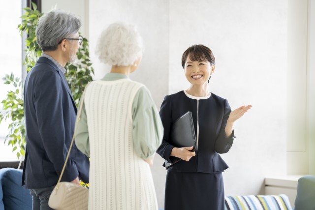 マンションを内見する高齢者