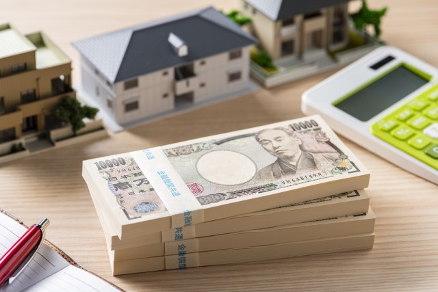 お金と住宅模型