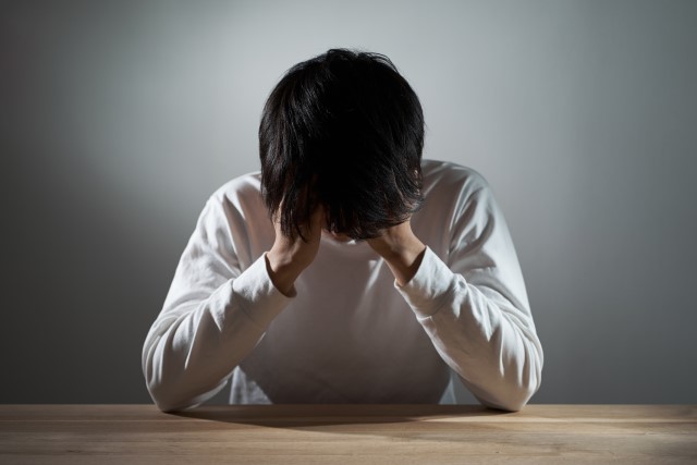 支払いが追い付かず絶望している人