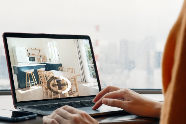 マンションのWEB内覧を行っている女性