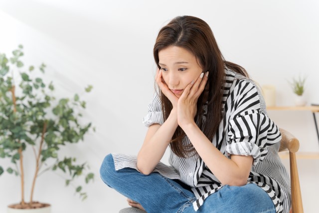 新築の購入を後悔する女性