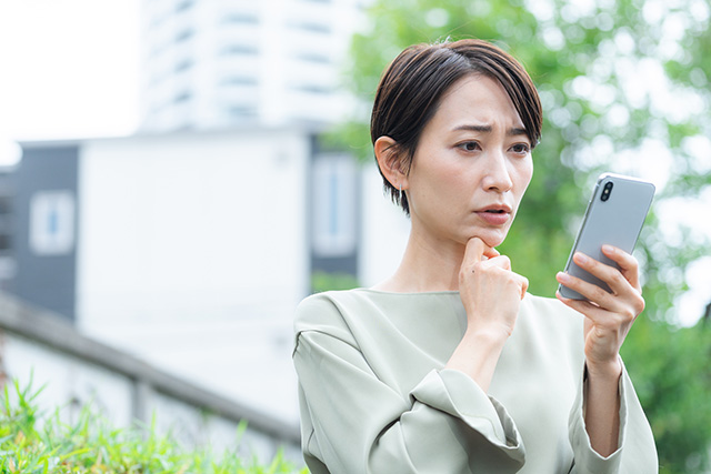 不動産売却の相談をするか悩んでいる女性