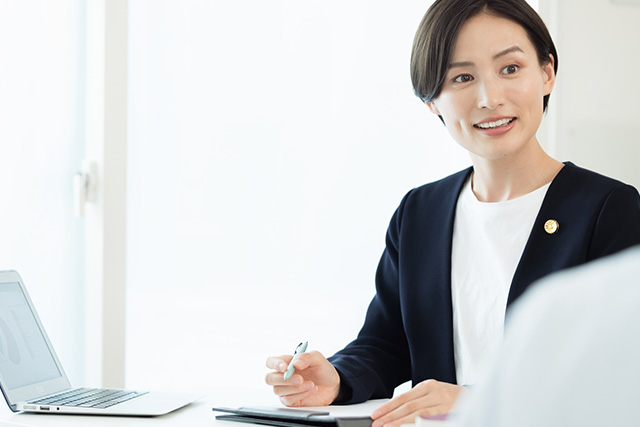 スーツ姿の女性弁護士