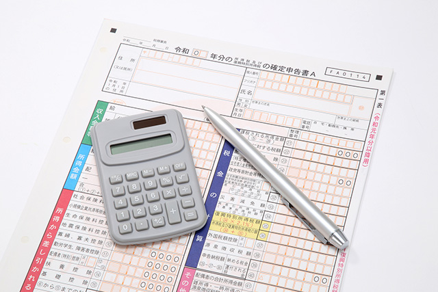 確定申告書と電卓、ペン