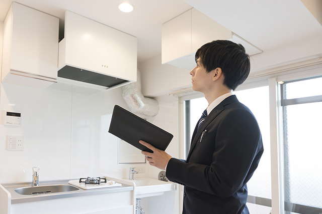 マンションの査定をする男性