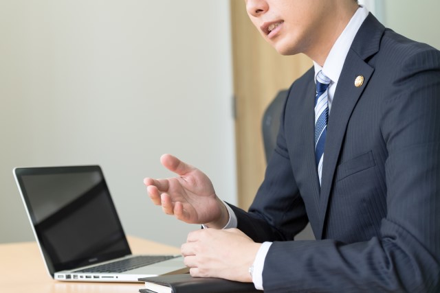 弁護士に相談する様子