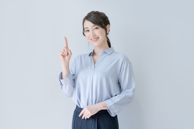 減価償却を説明する女性