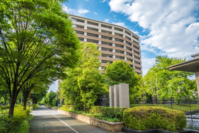 木々に囲まれたマンション