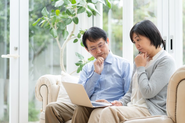 ネットでマンションの相場を検索する夫婦
