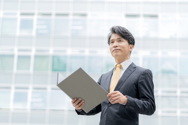 物件の査定をする不動産会社の担当者