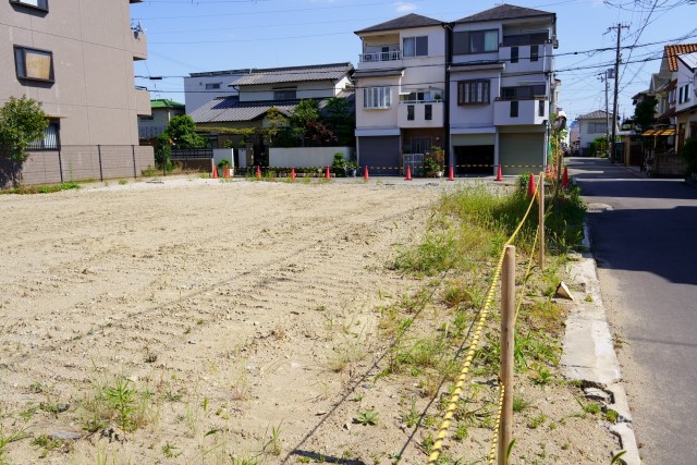 住宅街の空き地
