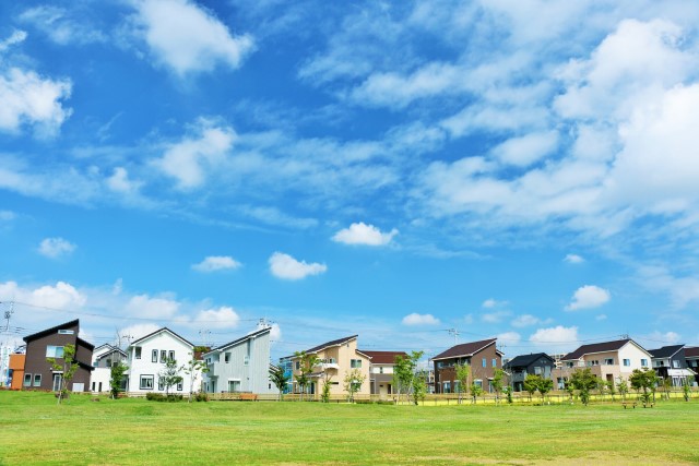 住宅街と青空