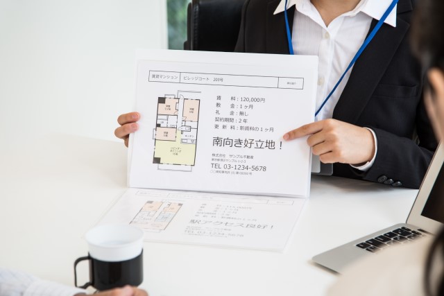 賃貸物件を紹介する不動産会社の担当者