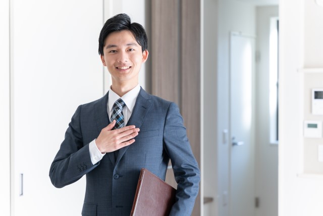 賃貸物件を紹介する営業担当者