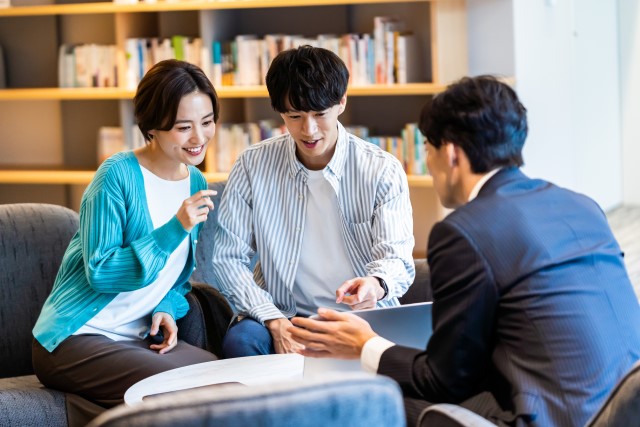 相談する若い夫婦
