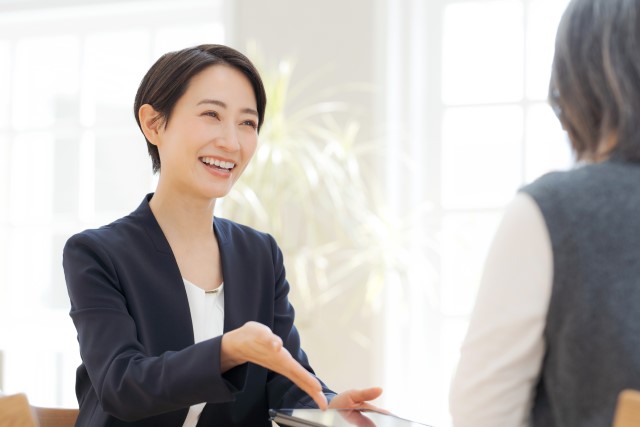 不動産会社の担当者に相談する女性