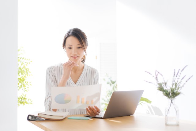 査定結果を比較して悩む女性