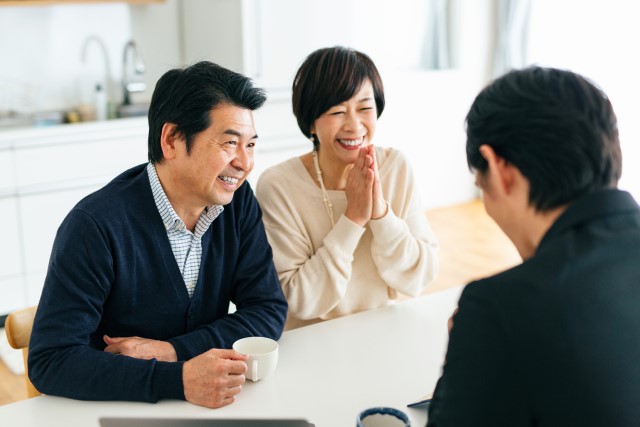 担当者と信頼関係を築いている老夫婦