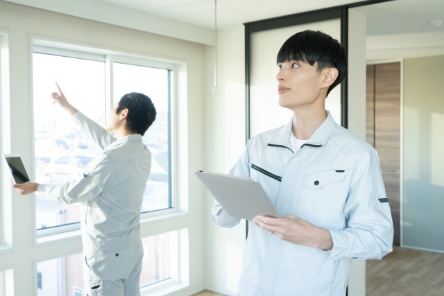 マンションの点検中の作業員