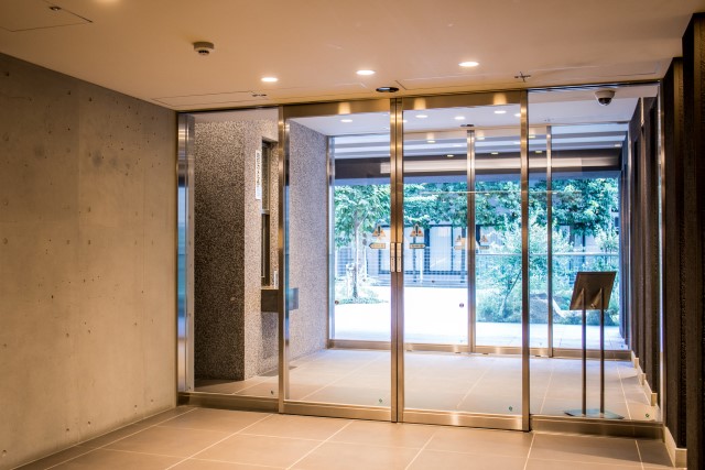 きれいに管理されたマンションのエントランス