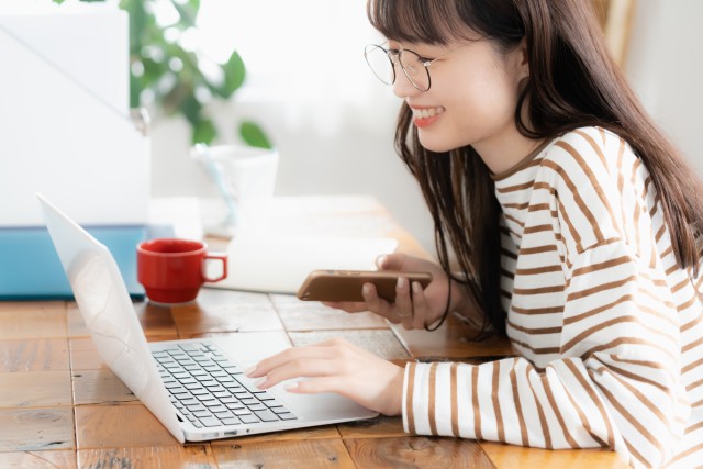 家の査定を申し込む女性