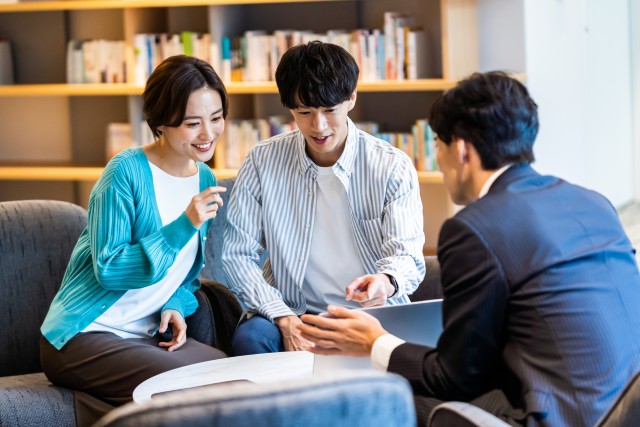 査定のポイントについて説明を受ける夫婦