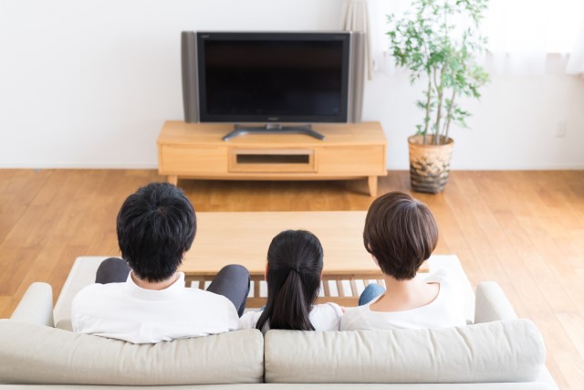 テレビを見る家族