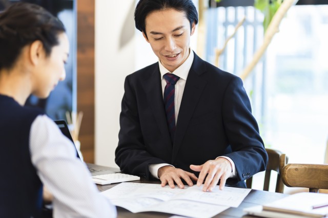登記簿謄本の見方を説明する男性