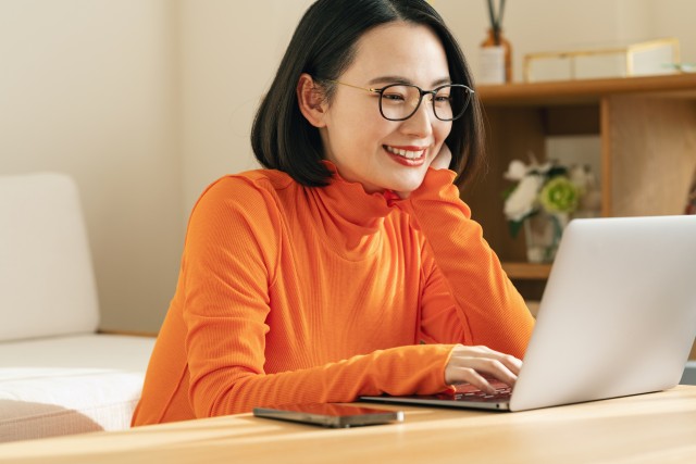 AI査定の必要情報を入力する女性