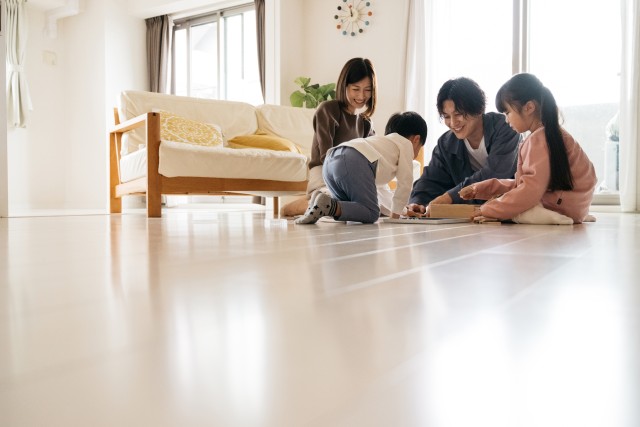 リビングで遊ぶ家族
