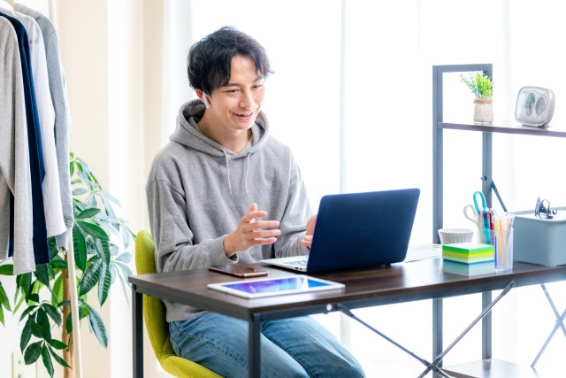 自宅でテレワークを行う男性