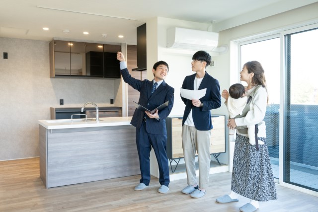 内覧をする家族