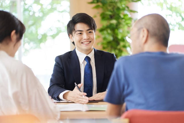 不動産会社の担当者に相談する夫婦