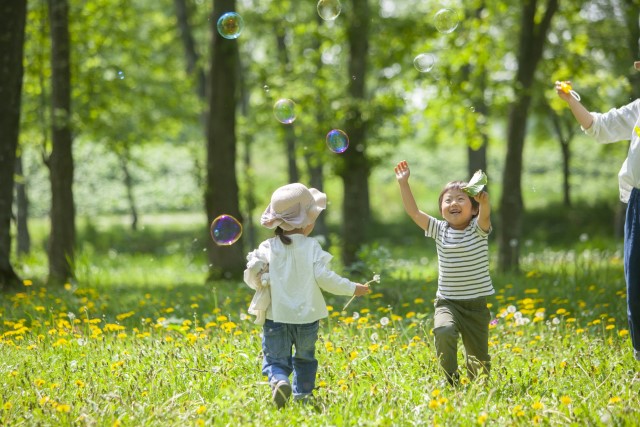 公園で遊んでいる子ども