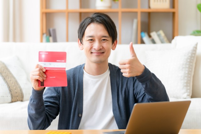 節税に喜ぶ男性