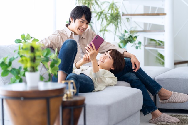 マンション査定の結果を確認するカップル