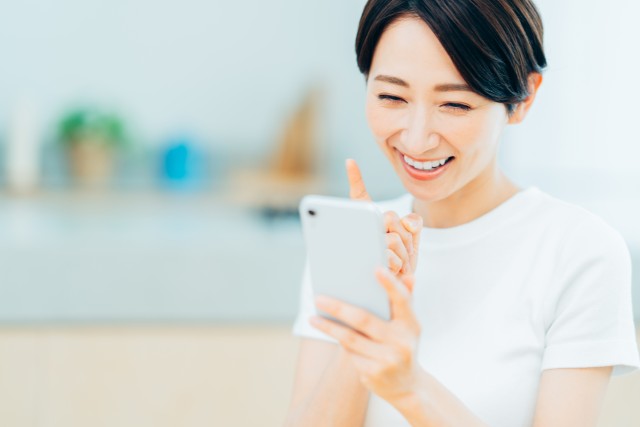 AI査定に情報を入力する女性
