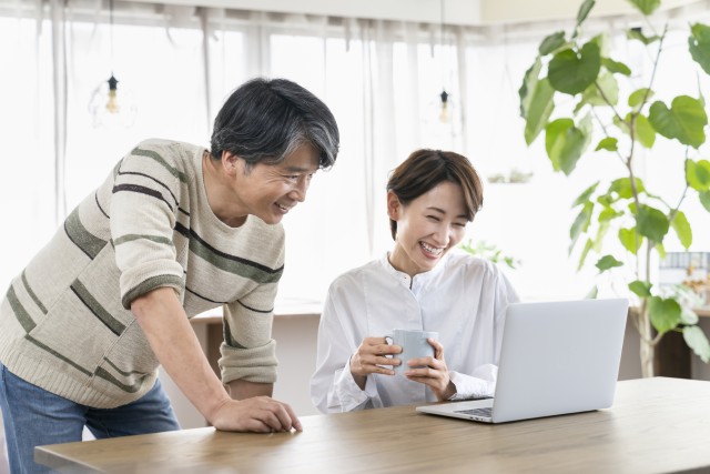 マンション査定の結果を確認する夫婦