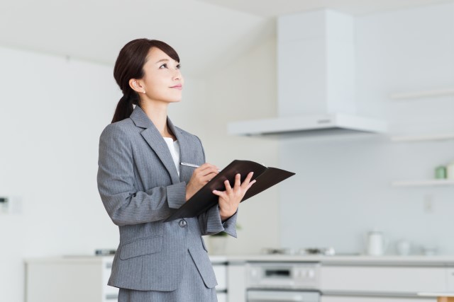 訪問査定を行う女性